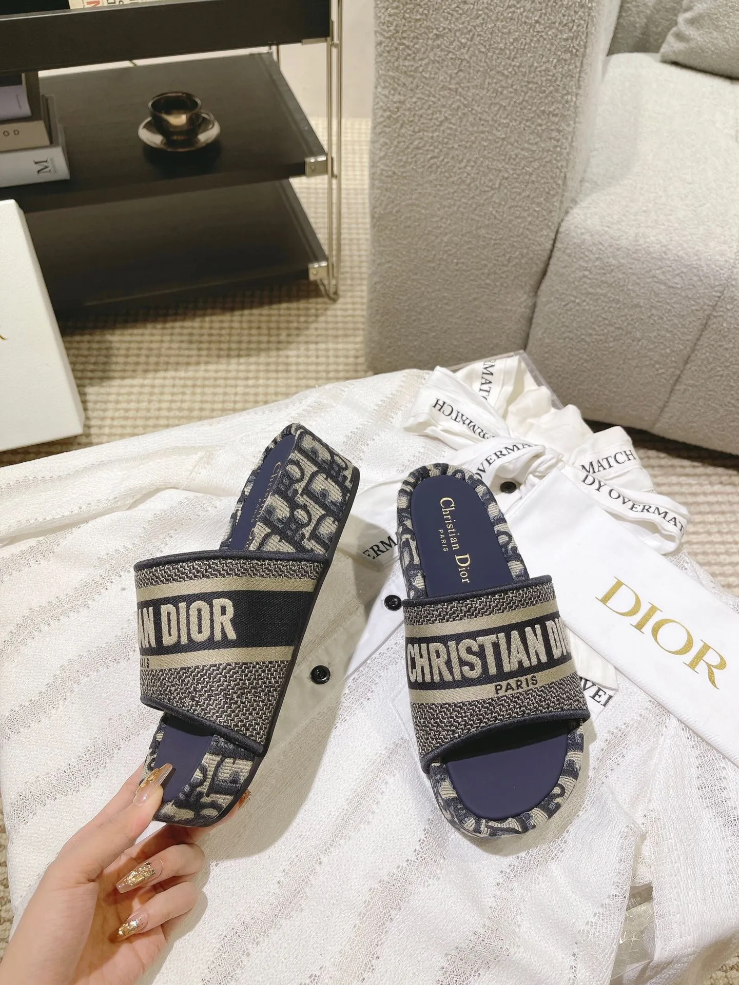 👟👟Ex-factory price 480👟👟 DIOR Dior's new spring and summer letter-printed thick-soled slippers▪️ High-end quality, welcome to inspect and compare three brands👏 Beautiful wedge-heeled thick-soled slippers, which make the feet slimmer and longer than the flat ones. Here are the benefits for small girls❤️ They are also a must-have slipper for daily travel and home. You can wear it however you like regardless of the occasion. The color is super beautiful! No need to worry about any dress code, the outsole is designed with a non-slip and wear-resistant backing, so you don’t have to worry about rain on rainy days. Size: 34-40 yards (custom-made sizes 34.40 are non-refundable)